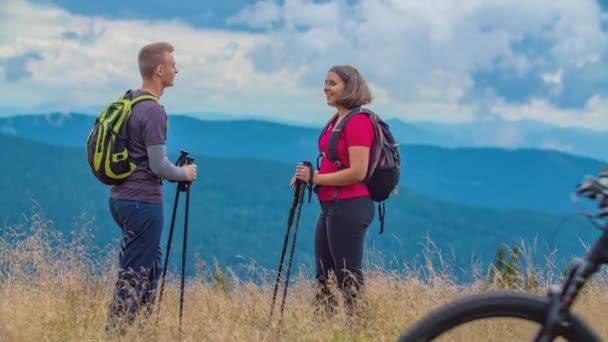 Dağlık Araziye Hayran Olan Iki Yürüyüşçü Dağ Bisikletçilerine Sallıyor — Stok video