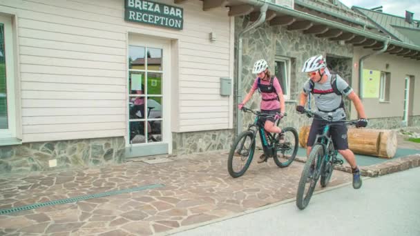 Junges Paar Startet Radtour Durch Stadt Und Land — Stockvideo