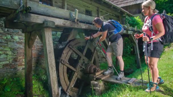 Alguns Caminhantes Param Para Admirar Antigo Moinho Água Prevalje Eslovênia — Vídeo de Stock