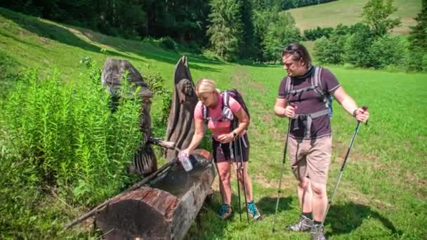 Paar Bleibt Einem Wasserhahn Stehen Wasserflaschen Nachfüllen Sonniger Tag Prevalje — Stockvideo