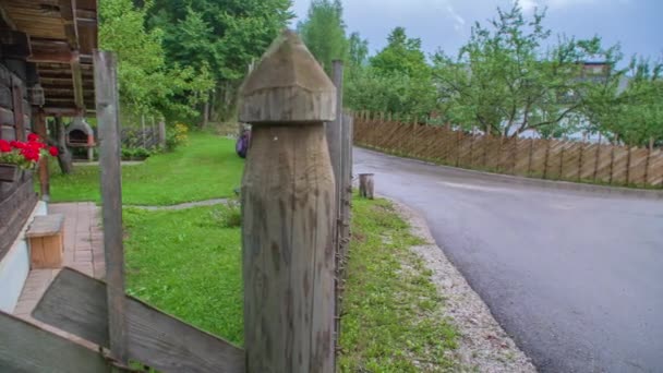 Turistický Pár Opouští Dřevěnou Chatu Pochoduje Prázdné Silnici Trekingovými Holemi — Stock video