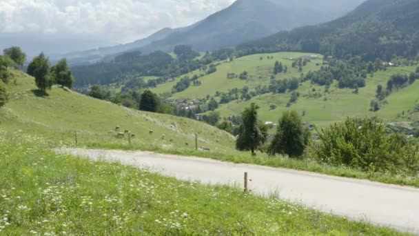 Dos Personas Montando Bicicletas Camino Rural Las Montañas Cerca Aldea — Vídeos de Stock