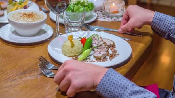 Homem Pega Faca Garfo Corta Carne Sua Placa Restaurante Handheld — Vídeo de Stock