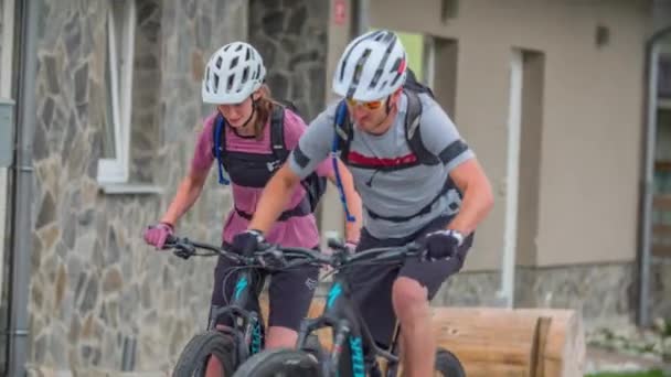 Jóvenes Pareja Pasean Bicicleta Montaña Por Pueblo Verano Tiros Medianos — Vídeo de stock