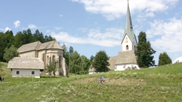 Prevalje Slovenya Nın Uzak Doğa Bölgesinde Bisiklet Süren Iki Kişi — Stok video