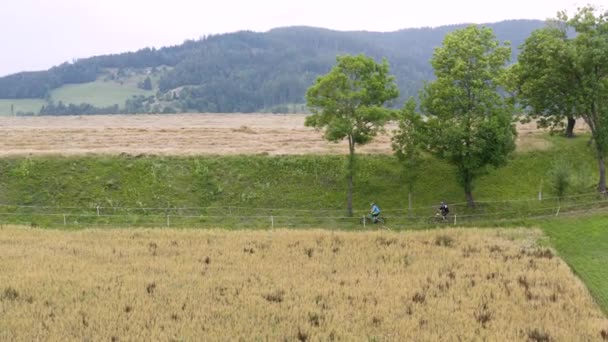 Seguimento Lateral Aéreo Duas Pessoas Descendo Bicicletas Montanha Natureza Remota — Vídeo de Stock