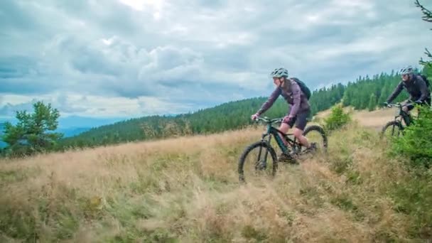 Mountainbiker Winken Und Fahren Paar Vorbei Und Genießen Beim Wandern — Stockvideo