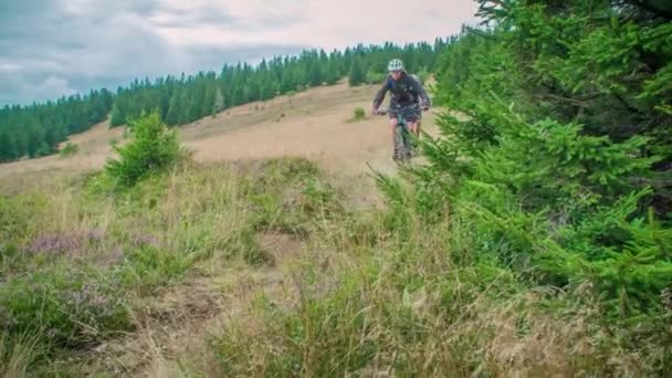 マウンテンバイクのライダーは山の上のラフな道を運転し スローモーション — ストック動画