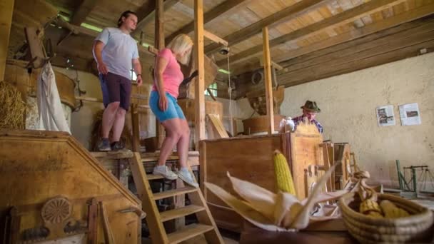 Pareja Joven Subiendo Escaleras Dentro Del Molino Trigo Tradicional Con — Vídeos de Stock