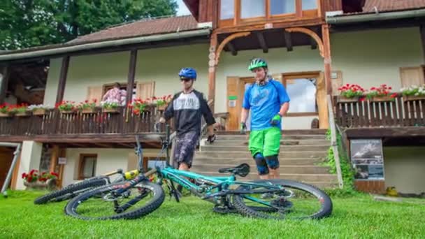 Motociclistas Experimentados Subiendo Las Bicicletas Frente Una Hermosa Casa Eslovenia — Vídeos de Stock