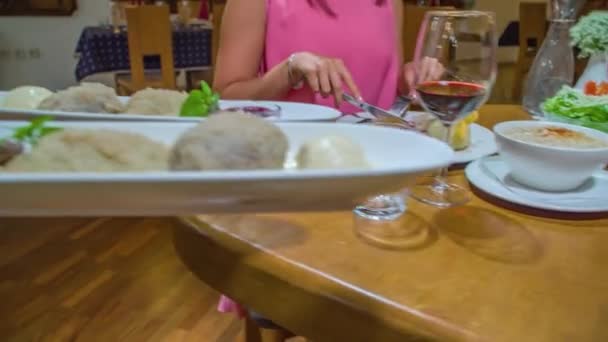 Großaufnahme Von Ausgefallenem Essen Wird Auf Einem Restauranttisch Zum Abendessen — Stockvideo