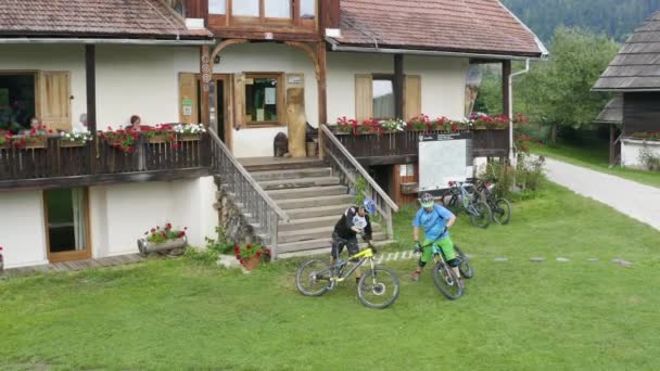 Lucht Trekken Uit Twee Downhill Bikers High Five Buurt Van — Stockvideo