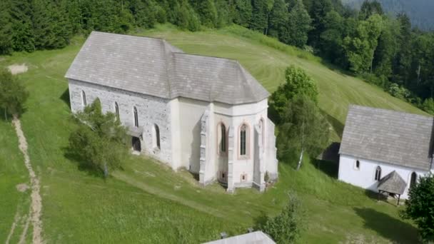 Sklon Malé Kaple Blízkosti Lesní Vesnice Prevalje Slovinsko — Stock video