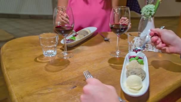 Homme Femme Dégustant Délicieux Dessert Glacé Assis Sur Une Table — Video
