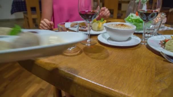 Kellner Bringt Zwei Weitere Teller Mit Dessert Nimmt Sie Aber — Stockvideo