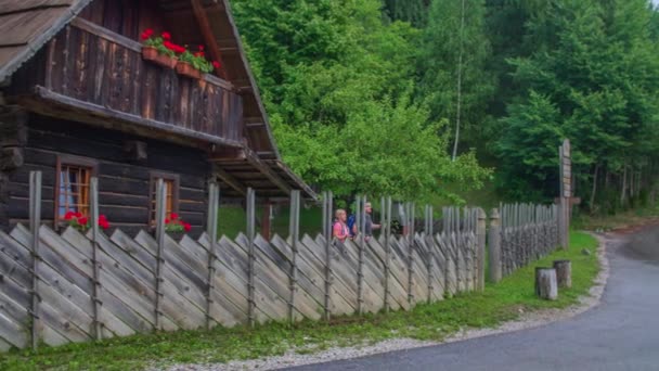 Två Personer Går Stuga Och Redo Att Vandra Jamnica Slovenien — Stockvideo