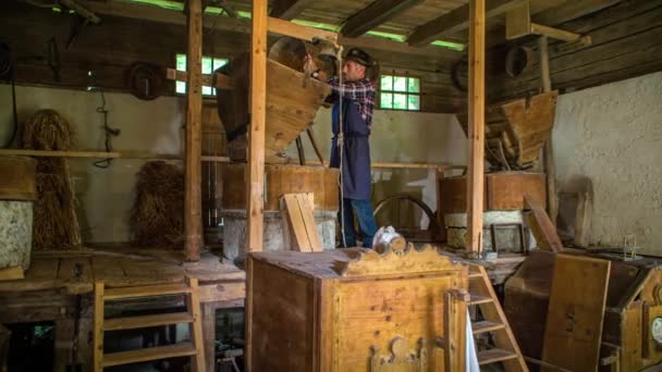 Langzaam Schot Van Een Oude Molenaar Aan Het Werk Een — Stockvideo