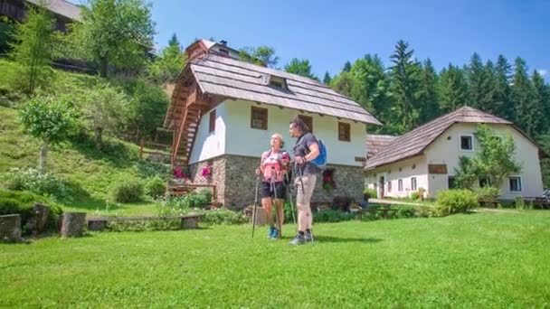 Wanderer Vor Der Povhov Mühle Halten Schauen Bevor Sie Weiterlaufen — Stockvideo
