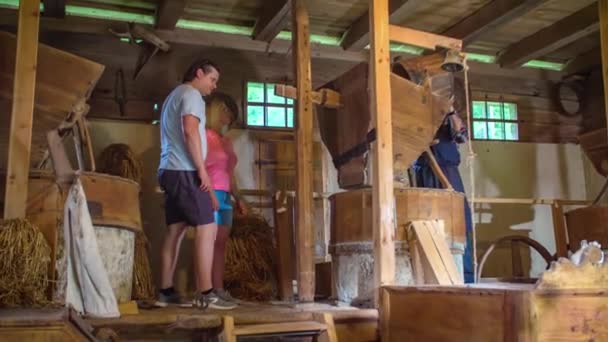 若いカップルは 木製のバスケットを持ち上げる農家と小麦粉工場の中を探索します スローモーション — ストック動画
