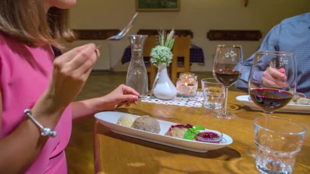 Mladý Elegantní Pár Dává Romantickou Večeři Sklenkou Vína Restauraci Zavřít — Stock video