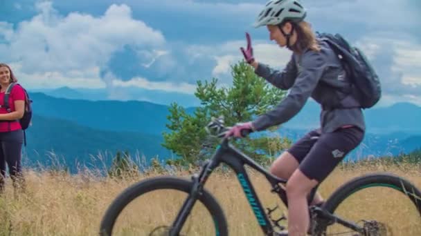 Повільний Рух Велосипедистів Туристів Вітає Один Одного Гірському Стежці — стокове відео