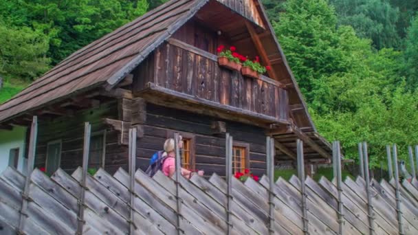 Twee Mensen Verlaten Een Houten Hut Gaan Wandelen — Stockvideo