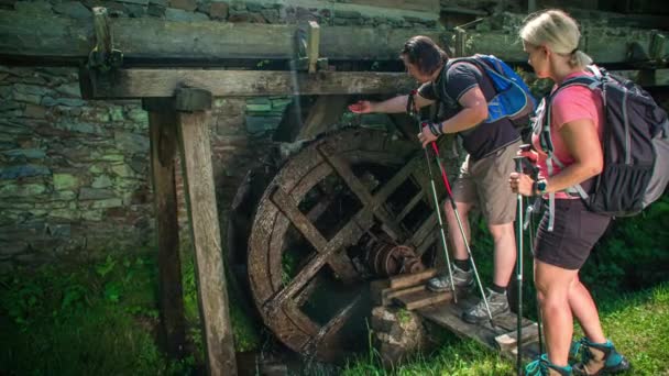 Vandrare Stannar För Förfriskning Aktiv Traditionell Vattenkvarn — Stockvideo