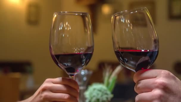 Paar Klopt Wijnglazen Gevuld Met Rode Wijn Slow Motion — Stockvideo