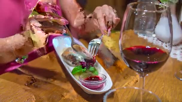 在餐馆里享用美味的草莓和葡萄酒甜点饺子的女人 — 图库视频影像