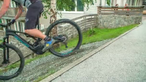 Una Joven Pareja Motociclistas Una Empinada Pendiente Eslovenia País Más — Vídeos de Stock