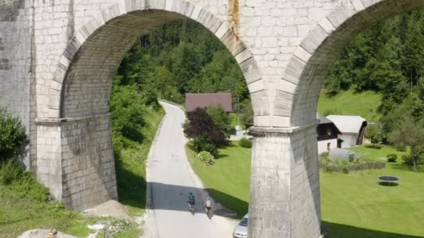 Wzniesienie Lotnicze Rowerzystów Jeżdżących Rowerach Odległej Drodze Wiejskiej Pod Starym — Wideo stockowe