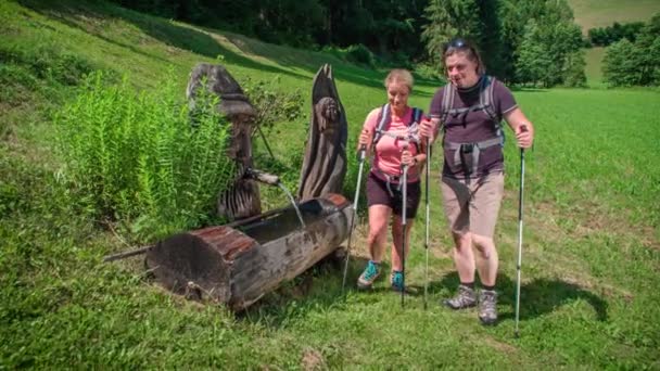 Turistika Chystá Vyrazit Dřevěné Vodní Fontány Travnatém Kopci Pomalý Pohyb — Stock video