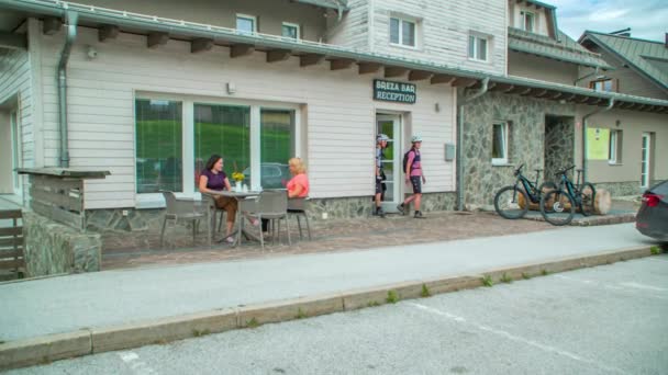 Dos Jóvenes Turistas Salen Recepción Para Montar Bicicletas Eléctricas Eslovenia — Vídeos de Stock