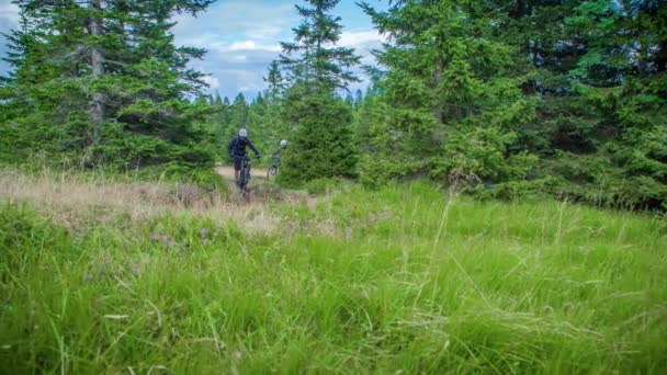 Bajo Ángulo Cámara Lenta Dos Ciclistas Montaña Cabalgando Más Allá — Vídeos de Stock