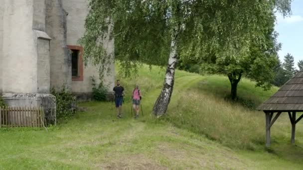 Two People Hiking Small Chapel Nature Village Lese Prevalje Slovenia — Stock Video