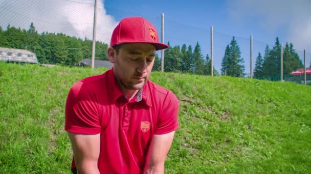 Medium Close Van Een Man Met Een Rood Shirt Zwaait — Stockvideo