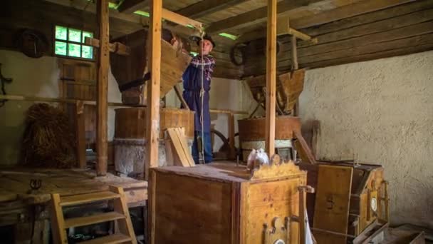 Değirmendeki Eski Ahşap Makinelerle Uğraşan Bir Işçi — Stok video