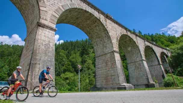 Δύο Άνθρωποι Ποδηλασία Στην Όμορφη Πόλη Της Prevalje Σλοβενία Ακολουθήστε — Αρχείο Βίντεο