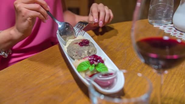 Gros Plan Dessert Restaurant Mains Féminines Caucasiennes Mettant Dessert Sur — Video