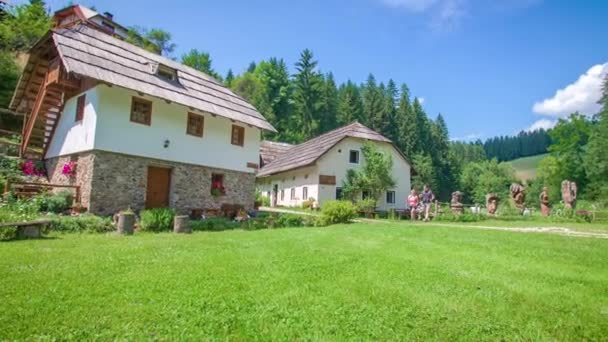 Wanderer Spazieren Der Povhov Mühle Vor Sonnigem Blauem Himmel Vorbei — Stockvideo