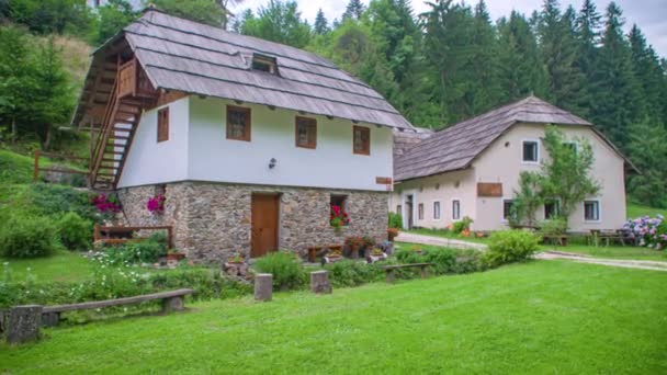 Zwei Schöne Häuser Mitten Der Natur Povhov Wohnungen Prevalje Slowenien — Stockvideo