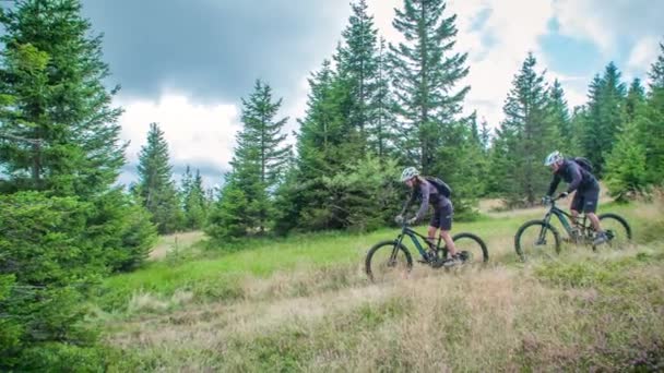 Casal Jovem Montando Suas Bicicletas Montanha Através Caminho Áspero Acidentado — Vídeo de Stock