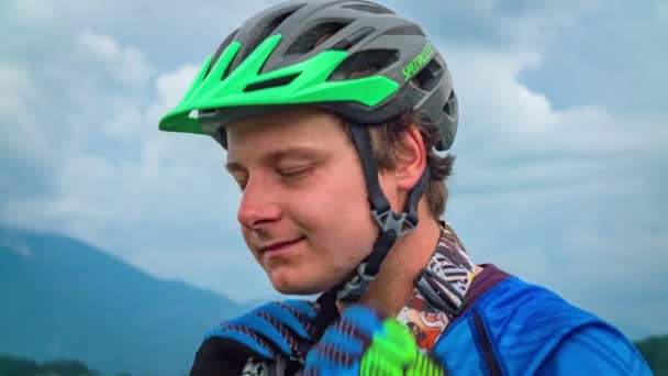 Νεαρός Ακραίος Ποδηλάτης Βάζει Googles Ασφαλείας Για Προστατεύσει Μάτια Του — Αρχείο Βίντεο