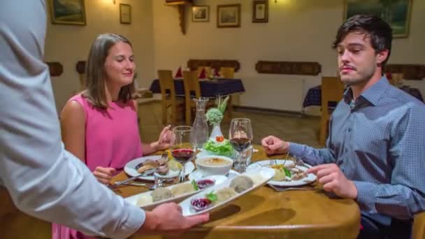 Cute Para Cichej Restauracji Serwowane Jest Dużo Żywności Przez Kelnera — Wideo stockowe