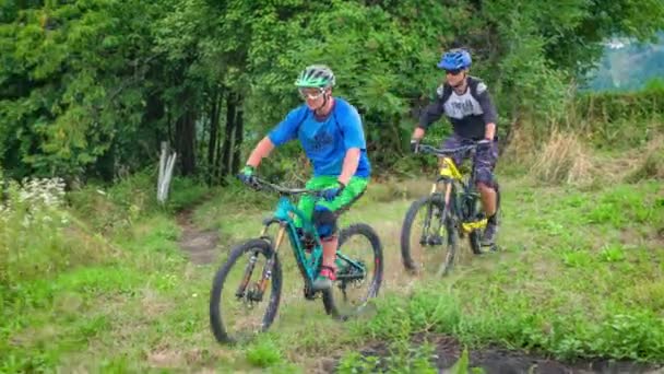 Ciclistas Profissionais Andando Bicicleta Terreno Extremo Campo Desporto Hobby Estilo — Vídeo de Stock