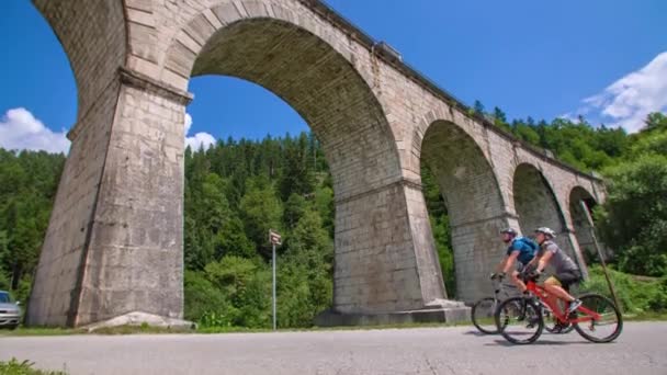 Couple Bonne Santé Faisant Vélo Tourisme Sous Grand Pont Voûte — Video
