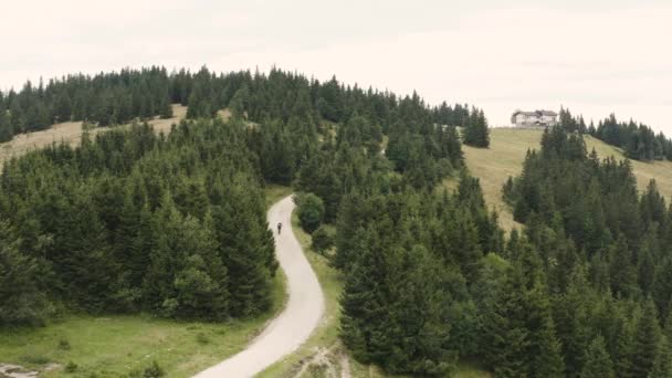 Ciclistas Descendo Estrada Hills Cercados Por Árvores Aviação — Vídeo de Stock