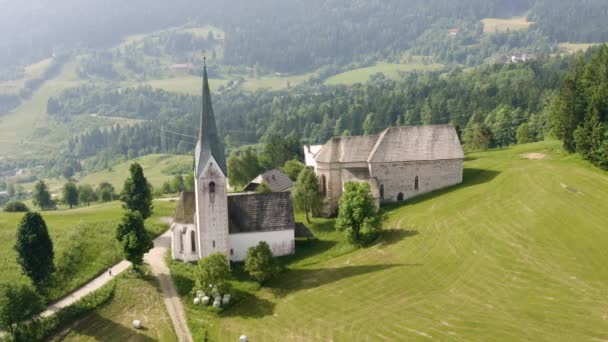 Güneşli Bir Günde Slovenya Nın Prevalje Kentindeki Dağlarda Küçük Bir — Stok video