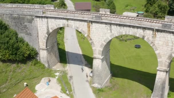 Slovenya Nın Ravne Koroskem Kentindeki Demiryolu Viyadük Yolunun Altındaki Ücra — Stok video