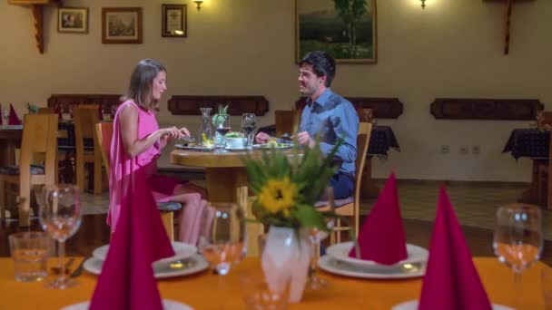 Güzel Bir Genç Çift Samimi Bir Restoranda Romantik Bir Akşam — Stok video